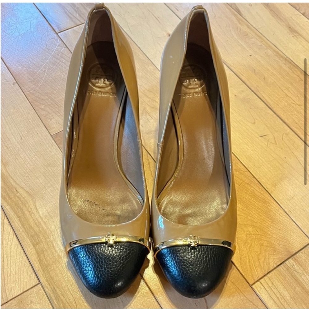 Tory Burch Cap Toe Tan and Black Color block pump heels with metal logo size ten - Picture 4 of 12
